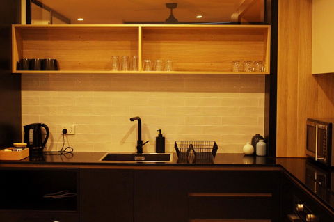 Stylish, Modern, Cute As A Button - Braddon CBD - Accommodation Gladstone 9