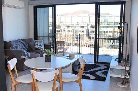 Stylish, Modern, Cute As A Button - Braddon CBD - Accommodation Gladstone 5