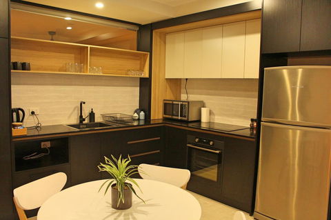 Stylish, Modern, Cute As A Button - Braddon CBD - Accommodation Gladstone 0