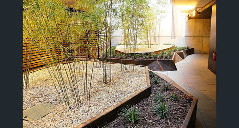 Stylish, Modern, Cute As A Button - Braddon CBD - Accommodation Gladstone 2
