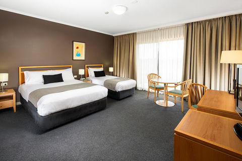 The Woden Hotel - Accommodation Gladstone 0