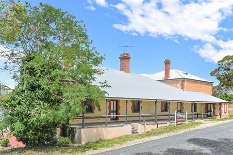 Wellington Courthouse - Accommodation Gladstone 0