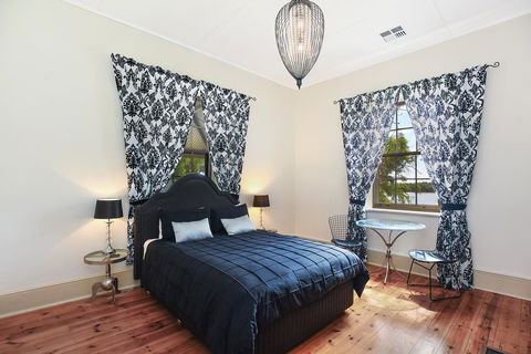Wellington Courthouse - Accommodation Gladstone 2