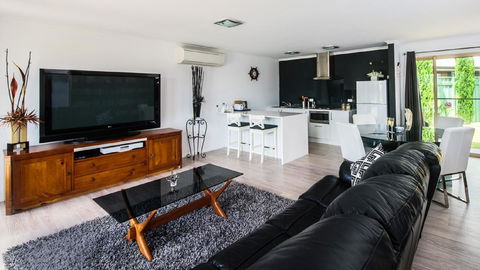 Lure Bed And Breakfast - Accommodation Gladstone 0