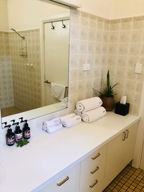 The Lake House Retreat - Accommodation Gladstone 7