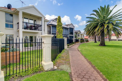 Port Adelaide Harbourside House - Accommodation Gladstone 0