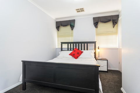 Port Adelaide Harbourside House - Accommodation Gladstone 9