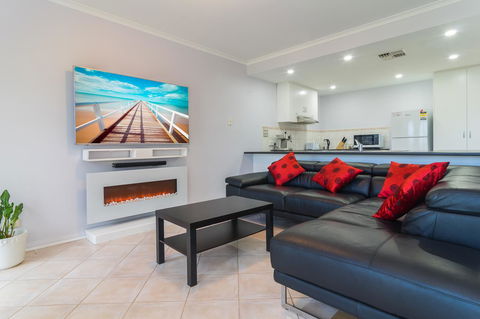 Port Adelaide Harbourside House - Accommodation Gladstone 3