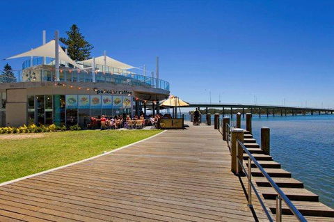 Lakeside Waterfront Apartment The Entrance - Accommodation Gladstone 40