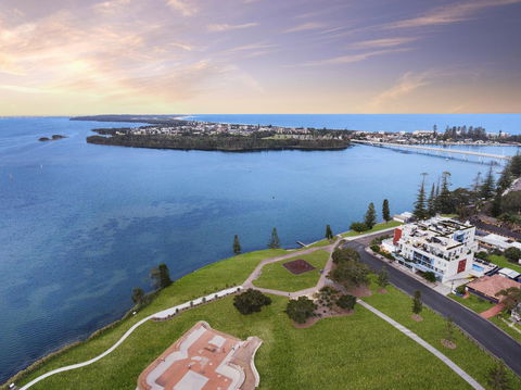 Lakeside Waterfront Apartment The Entrance - Accommodation Gladstone 18