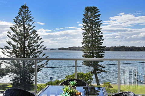 Lakeside Waterfront Apartment The Entrance - Accommodation Gladstone 29