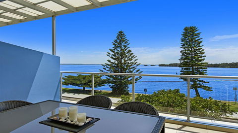 Lakeside Waterfront Apartment The Entrance - Accommodation Gladstone 0