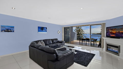 Lakeside Waterfront Apartment The Entrance - Accommodation Gladstone 6
