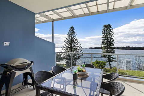 Lakeside Waterfront Apartment The Entrance - Accommodation Gladstone 30