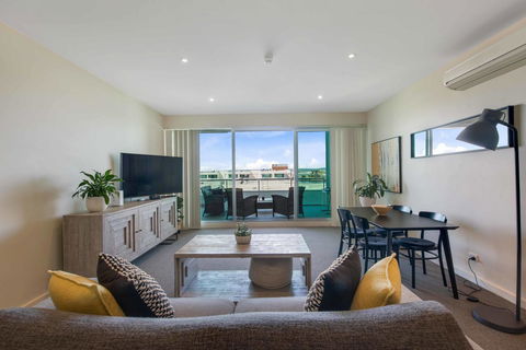Port Adelaide Executive Waterfront Apartment - Accommodation Gladstone 21