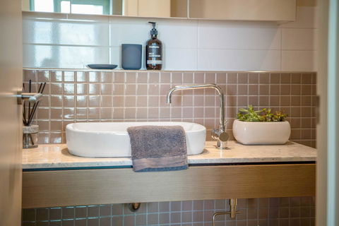 Port Adelaide Executive Waterfront Apartment - Accommodation Gladstone 5