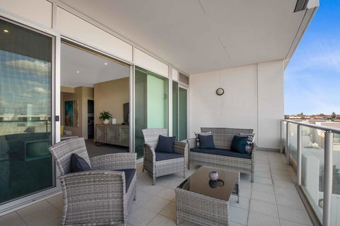 Port Adelaide Executive Waterfront Apartment - Accommodation Gladstone 24