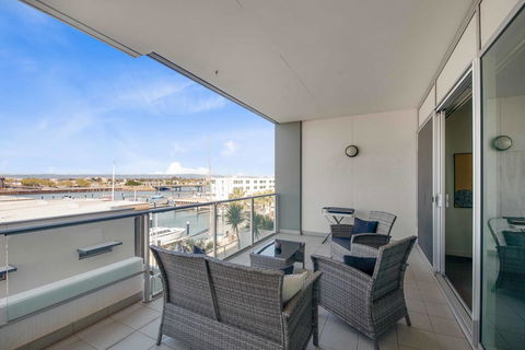 Port Adelaide Executive Waterfront Apartment - Accommodation Gladstone 25