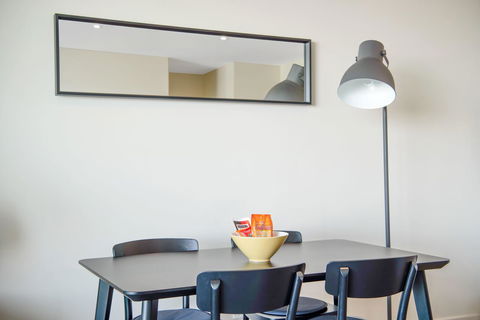 Port Adelaide Executive Waterfront Apartment - Accommodation Gladstone 12
