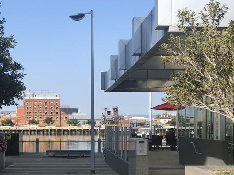 Port Adelaide Executive Waterfront Apartment - Accommodation Gladstone 32