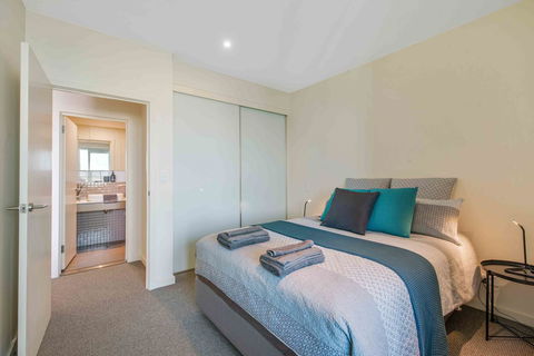Port Adelaide Executive Waterfront Apartment - Accommodation Gladstone 3