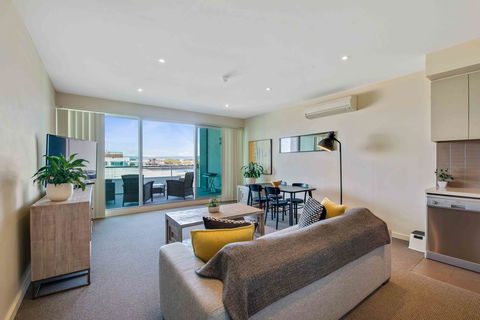Port Adelaide Executive Waterfront Apartment - Accommodation Gladstone 1