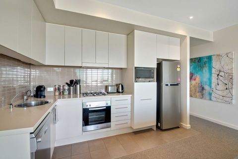 Port Adelaide Executive Waterfront Apartment - Accommodation Gladstone 8