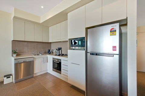 Port Adelaide Executive Waterfront Apartment - Accommodation Gladstone 6