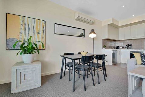 Port Adelaide Executive Waterfront Apartment - Accommodation Gladstone 13