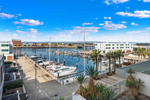 Port Adelaide Executive Waterfront Apartment - Accommodation Gladstone 0