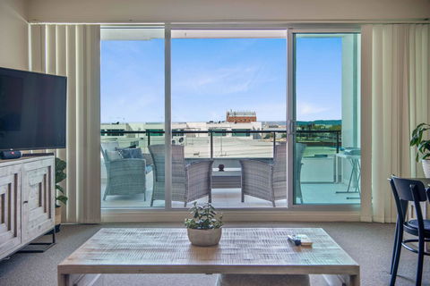 Port Adelaide Executive Waterfront Apartment - Accommodation Gladstone 22