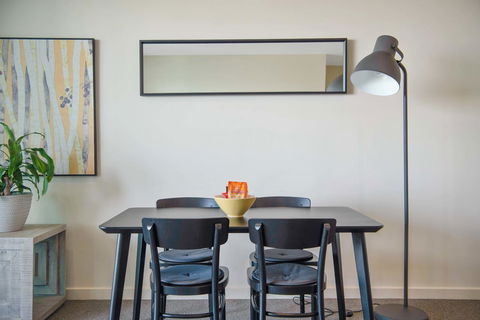 Port Adelaide Executive Waterfront Apartment - Accommodation Gladstone 11