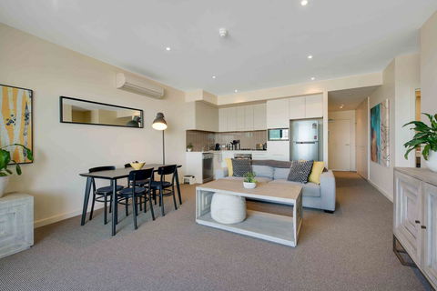 Port Adelaide Executive Waterfront Apartment - Accommodation Gladstone 10
