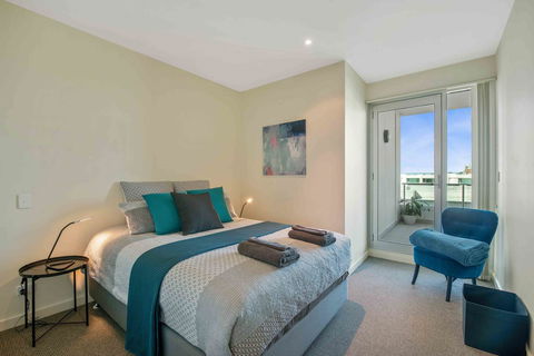Port Adelaide Executive Waterfront Apartment - Accommodation Gladstone 2