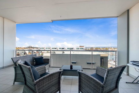 Port Adelaide Executive Waterfront Apartment - Accommodation Gladstone 23