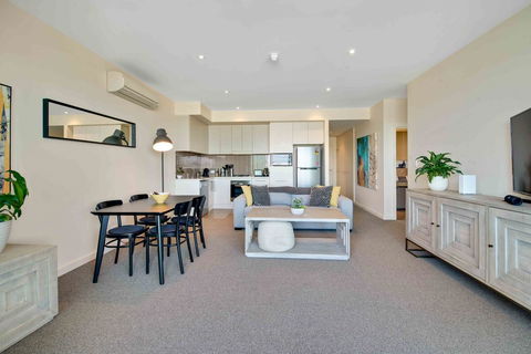 Port Adelaide Executive Waterfront Apartment - Accommodation Gladstone 16