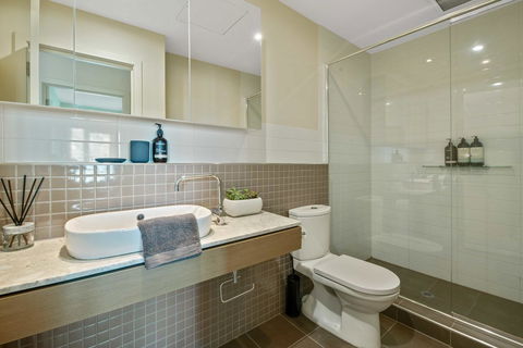Port Adelaide Executive Waterfront Apartment - Accommodation Gladstone 4