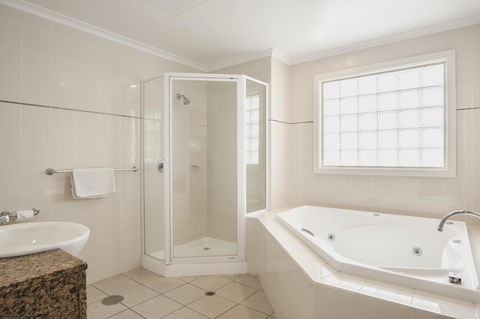 Marina Hotel - Accommodation Gladstone 2