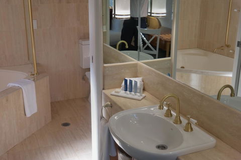 Pacific Bay Resort - Accommodation Gladstone 1