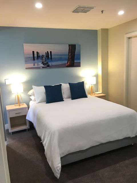 Beachside Luxury Apartments One & Two Bedroom In Beachfront Oaks Pier Building - Accommodation Gladstone 23