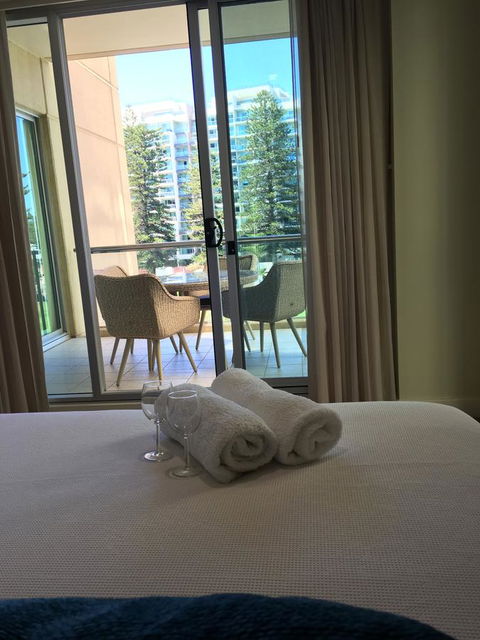 Beachside Luxury Apartments One & Two Bedroom In Beachfront Oaks Pier Building - Accommodation Gladstone 24