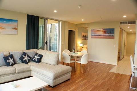 Beachside Luxury Apartments One & Two Bedroom In Beachfront Oaks Pier Building - Accommodation Gladstone 4
