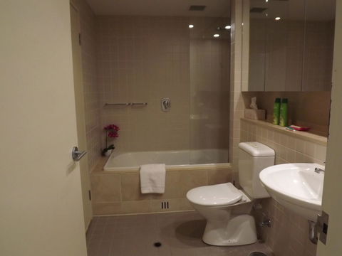 Beachside Luxury Apartments One & Two Bedroom In Beachfront Oaks Pier Building - Accommodation Gladstone 1