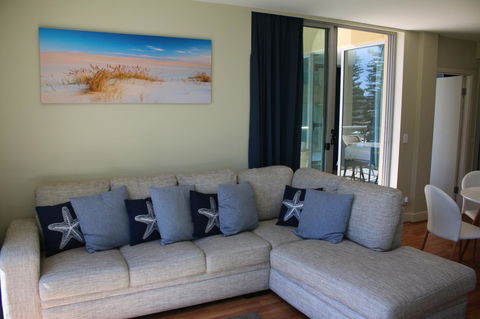 Beachside Luxury Apartments One & Two Bedroom In Beachfront Oaks Pier Building - Accommodation Gladstone 11
