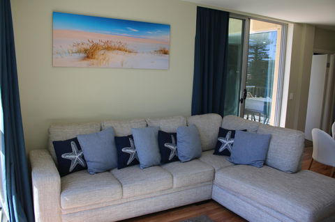 Beachside Luxury Apartments One & Two Bedroom In Beachfront Oaks Pier Building - Accommodation Gladstone 14