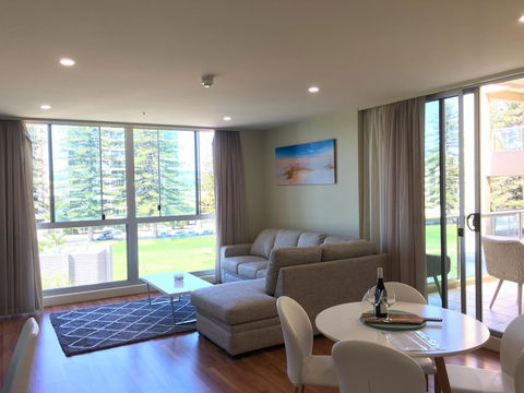 Beachside Luxury Apartments One & Two Bedroom In Beachfront Oaks Pier Building - Accommodation Gladstone 3