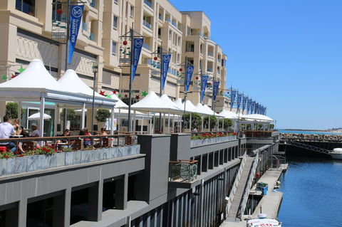 Beachside Luxury Apartments One & Two Bedroom In Beachfront Oaks Pier Building - Accommodation Gladstone 13