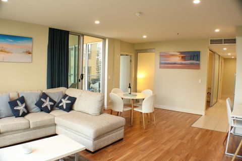 Beachside Luxury Apartments One & Two Bedroom In Beachfront Oaks Pier Building - Accommodation Gladstone 5