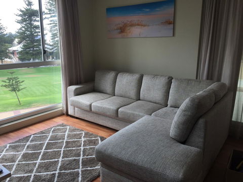 Beachside Luxury Apartments One & Two Bedroom In Beachfront Oaks Pier Building - Accommodation Gladstone 16
