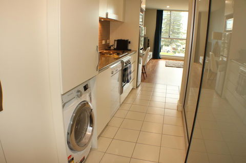 Beachside Luxury Apartments One & Two Bedroom In Beachfront Oaks Pier Building - Accommodation Gladstone 6